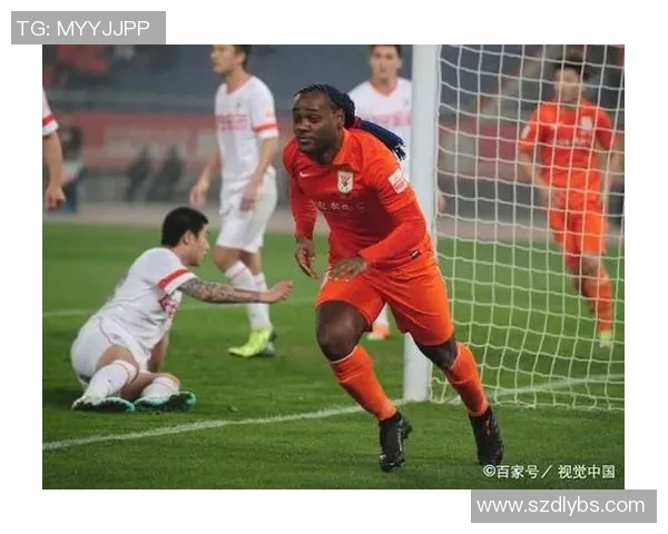 足球巨星赛后食堂亲民一幕大口吃面引球迷热议 足球巨星赛后食堂亲民一幕大口吃面引球迷热议