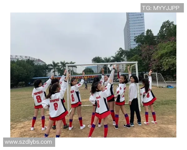 足球球星女孩子站姿优雅动感展现自信与活力瞬间