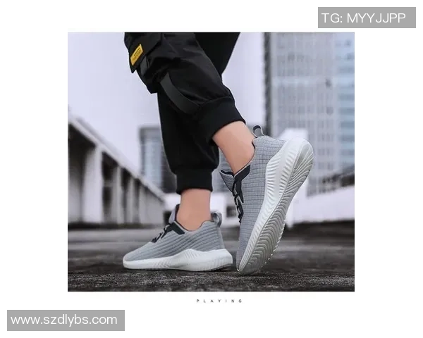 足球球星紧身衣搭配男鞋潮流解析 展现运动风与时尚感完美结合